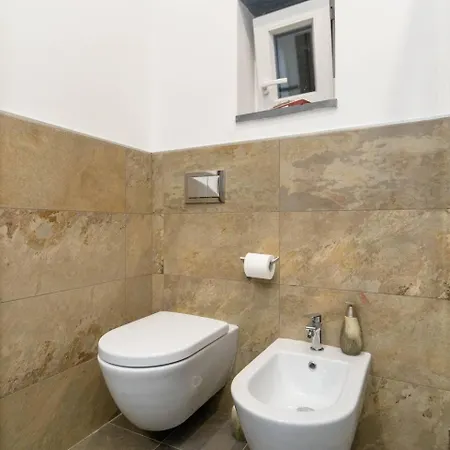 Rosa Homes The Red - Cozy 2 Bedrooms Historic Center, Aquarium * جنوة